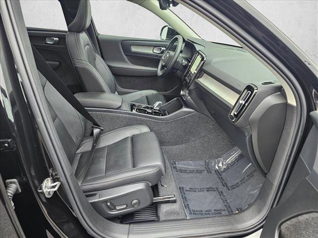 Used 2025 Volvo XC40 B5 Plus image 10