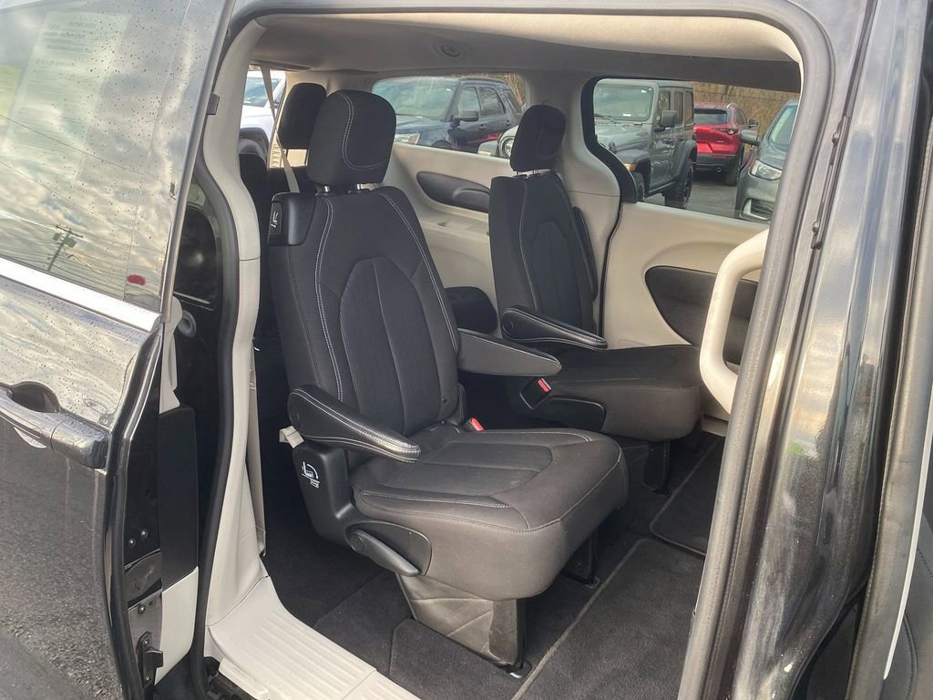 Used 2021 Chrysler Voyager LX image 26