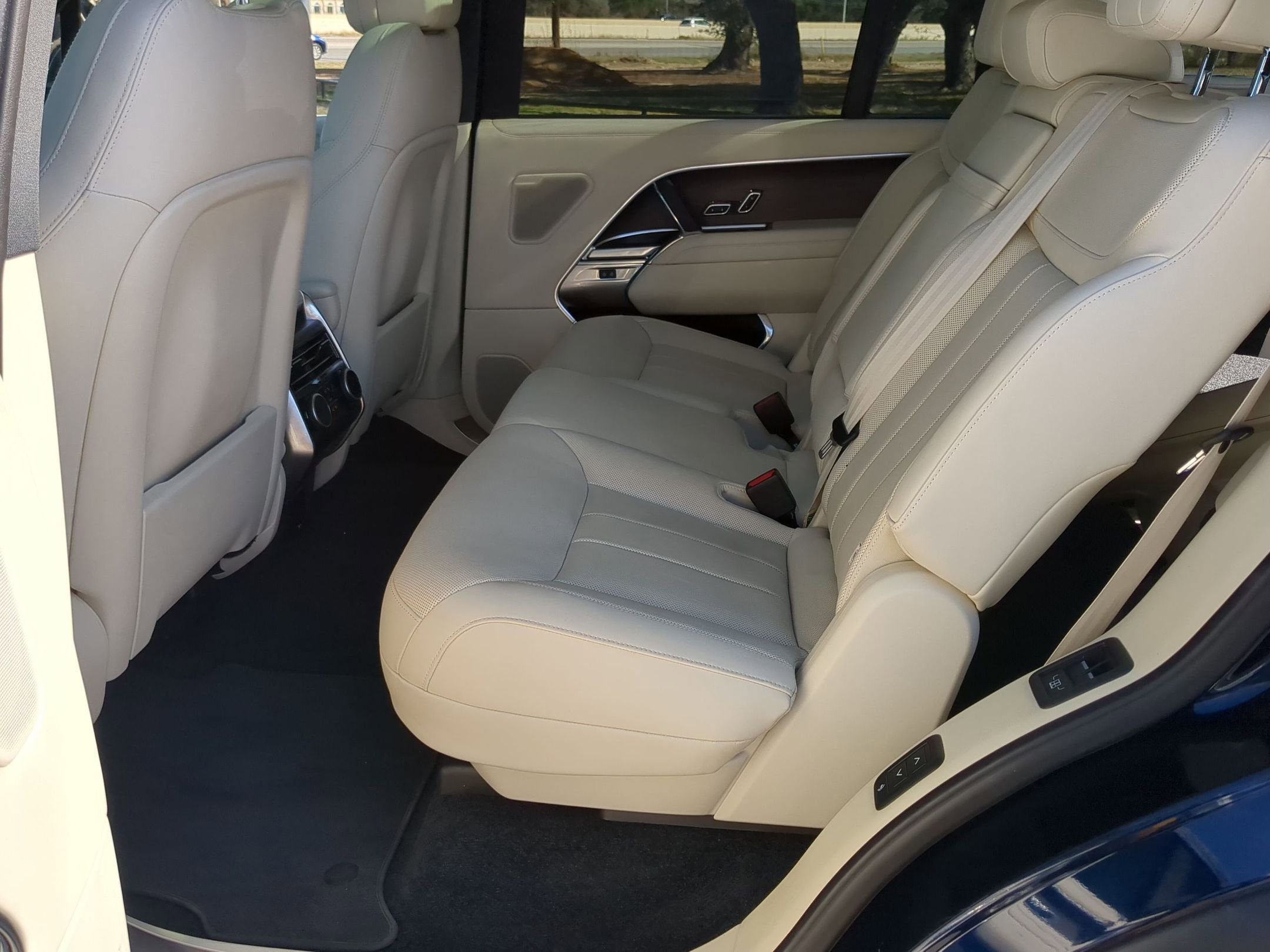 Used 2023 Land Rover Range Rover Long Wheelbase SE image 22
