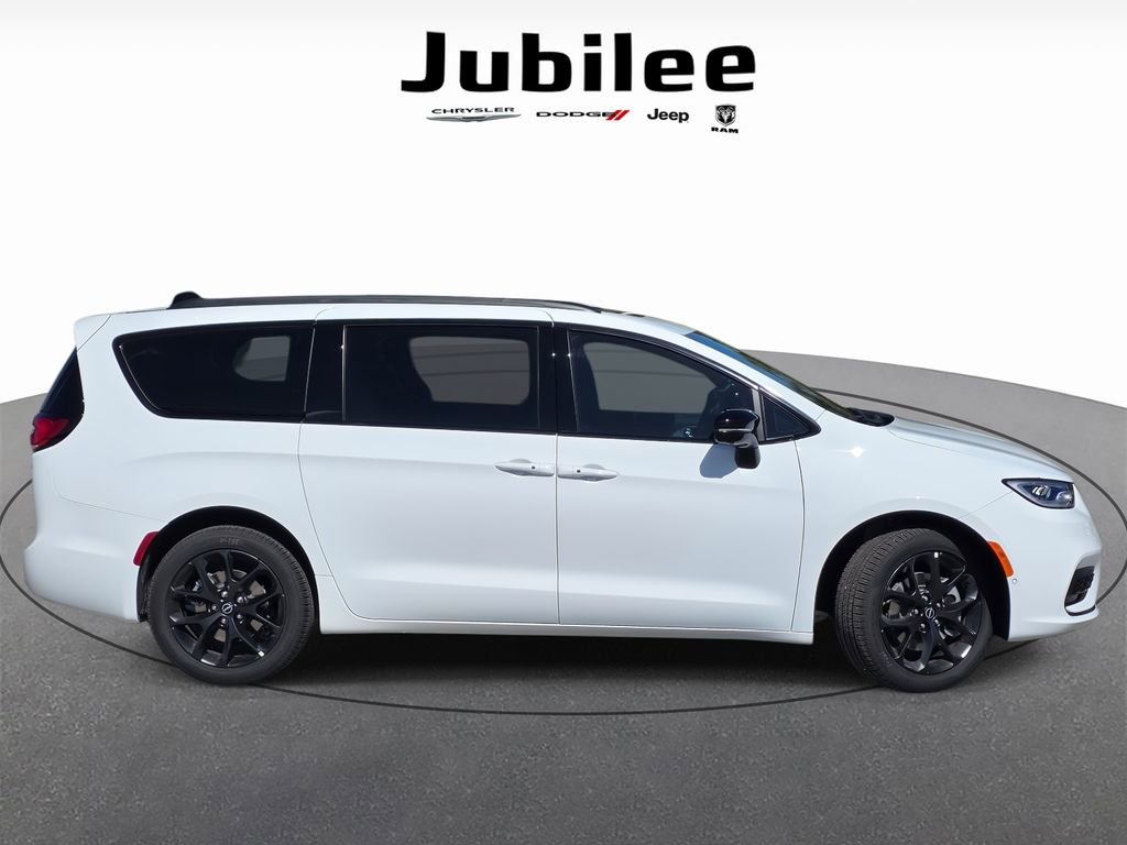 New 2026 Chrysler Pacifica Limited w/ Uconnect Theater Family Group image 47