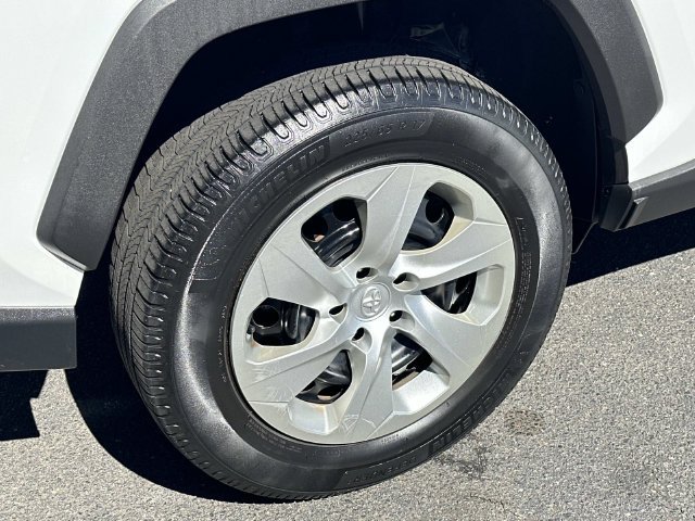 Used 2019 Toyota RAV4 LE AWD/4WD image 5
