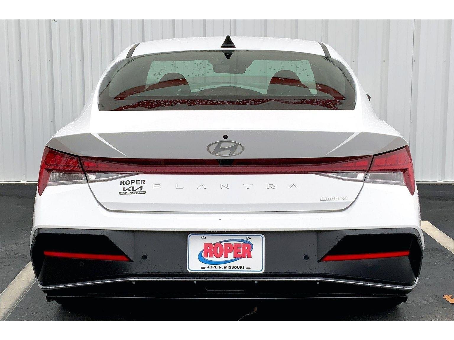 Used 2024 Hyundai Elantra Limited image 4