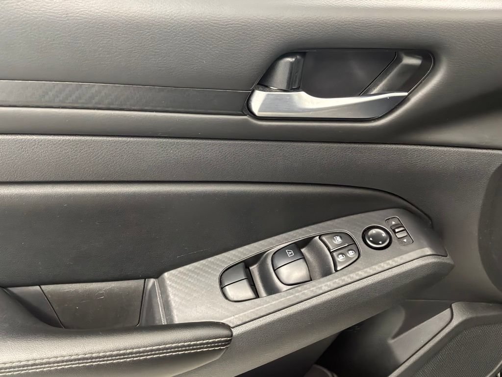 Used 2024 Nissan Altima 2.5 SV FWD image 24