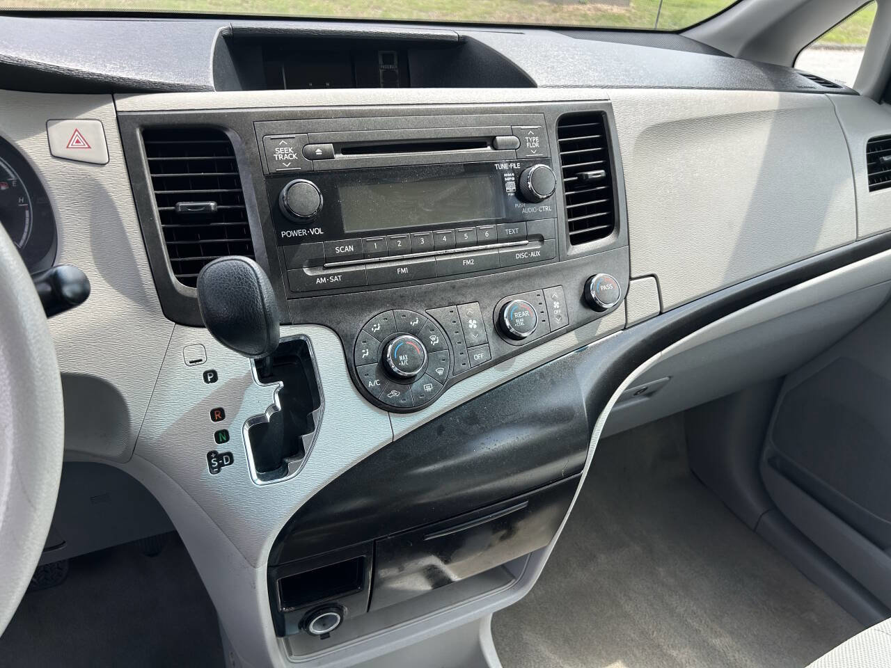 Used 2013 Toyota Sienna L FWD image 24