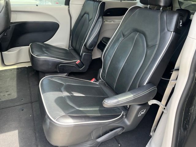 Used 2023 Chrysler Pacifica Limited FWD image 11
