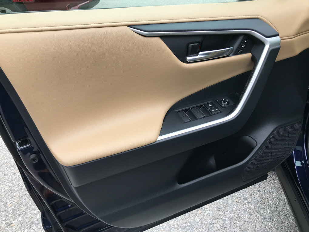 Used 2020 Toyota RAV4 Limited AWD/4WD image 15
