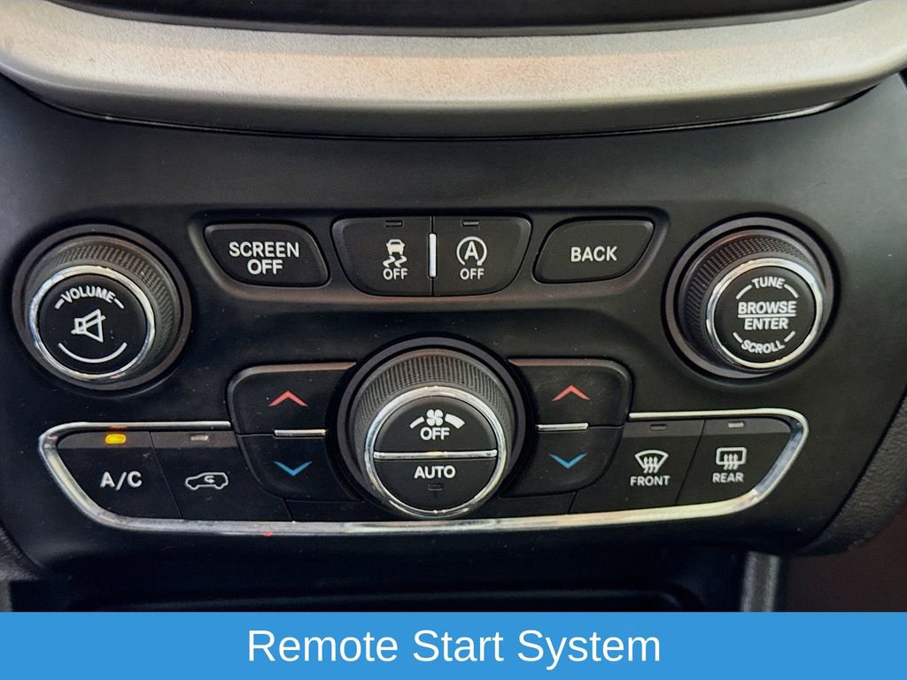 Used 2017 Jeep Cherokee Latitude w/ Comfort/Convenience Group image 19