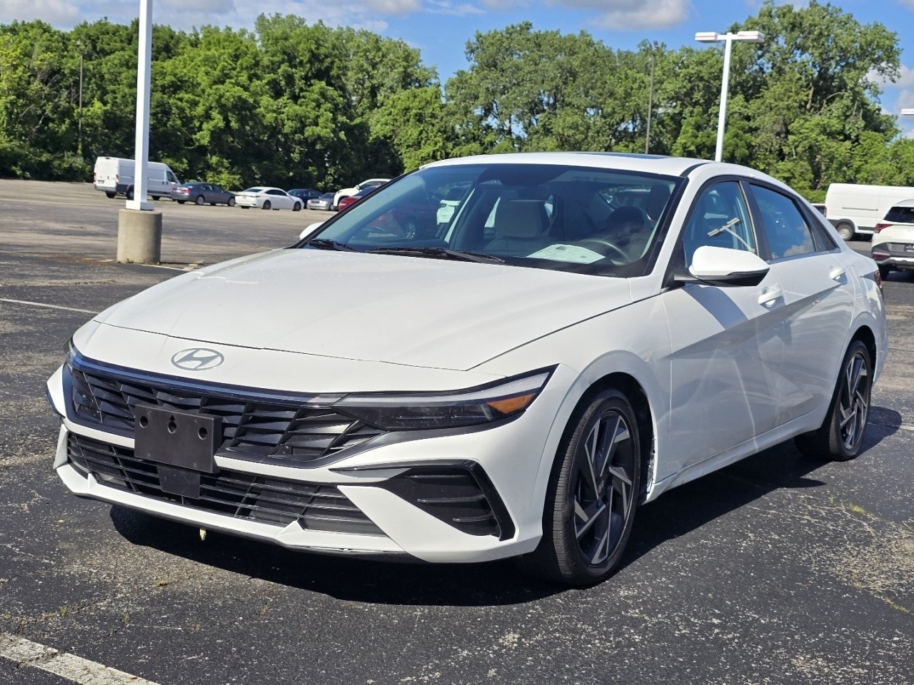 Used 2025 Hyundai Elantra Limited FWD image 3