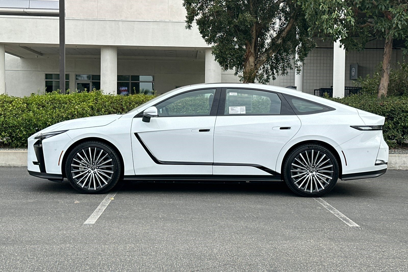 New 2026 Lexus ES 350e w/ Executive Package FWD image 2