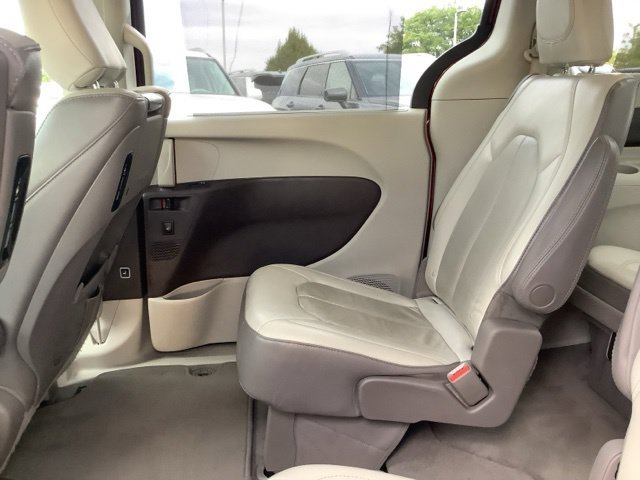 Used 2018 Chrysler Pacifica Touring-L Plus FWD image 19