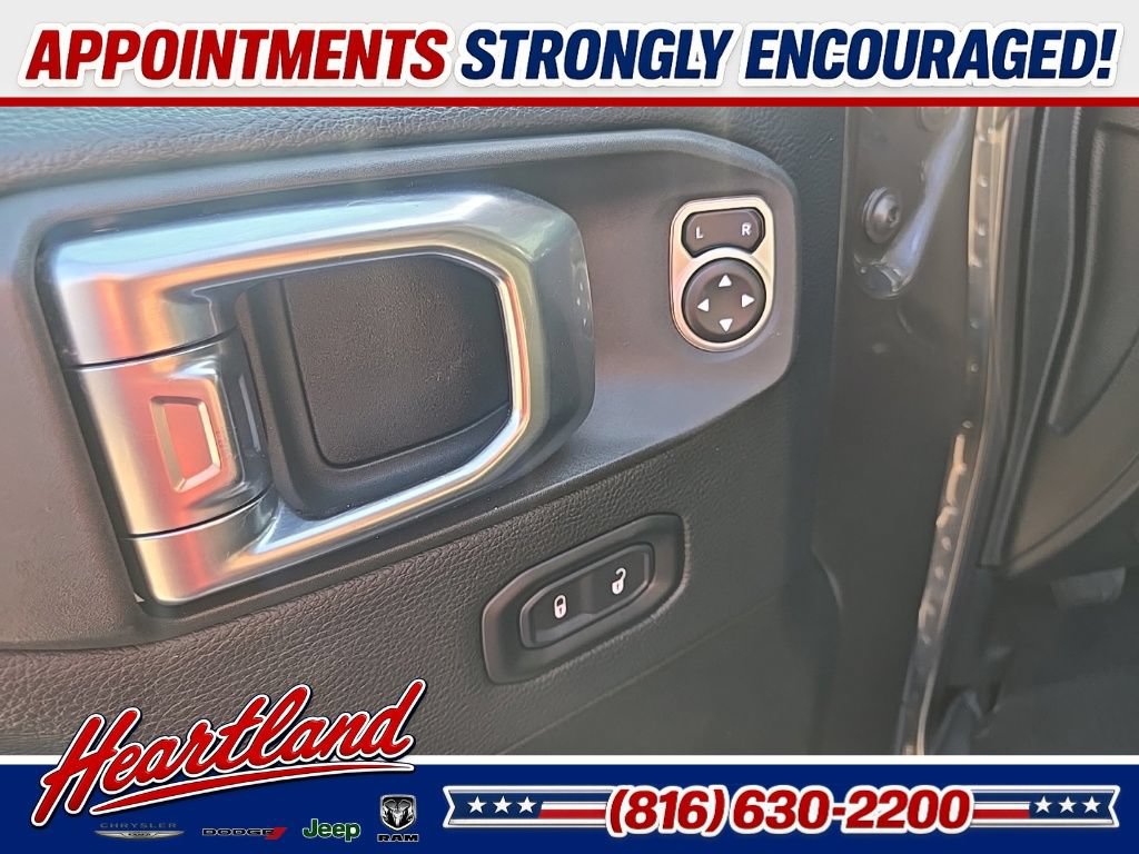 Used 2018 Jeep Wrangler Unlimited Sahara AWD/4WD image 30