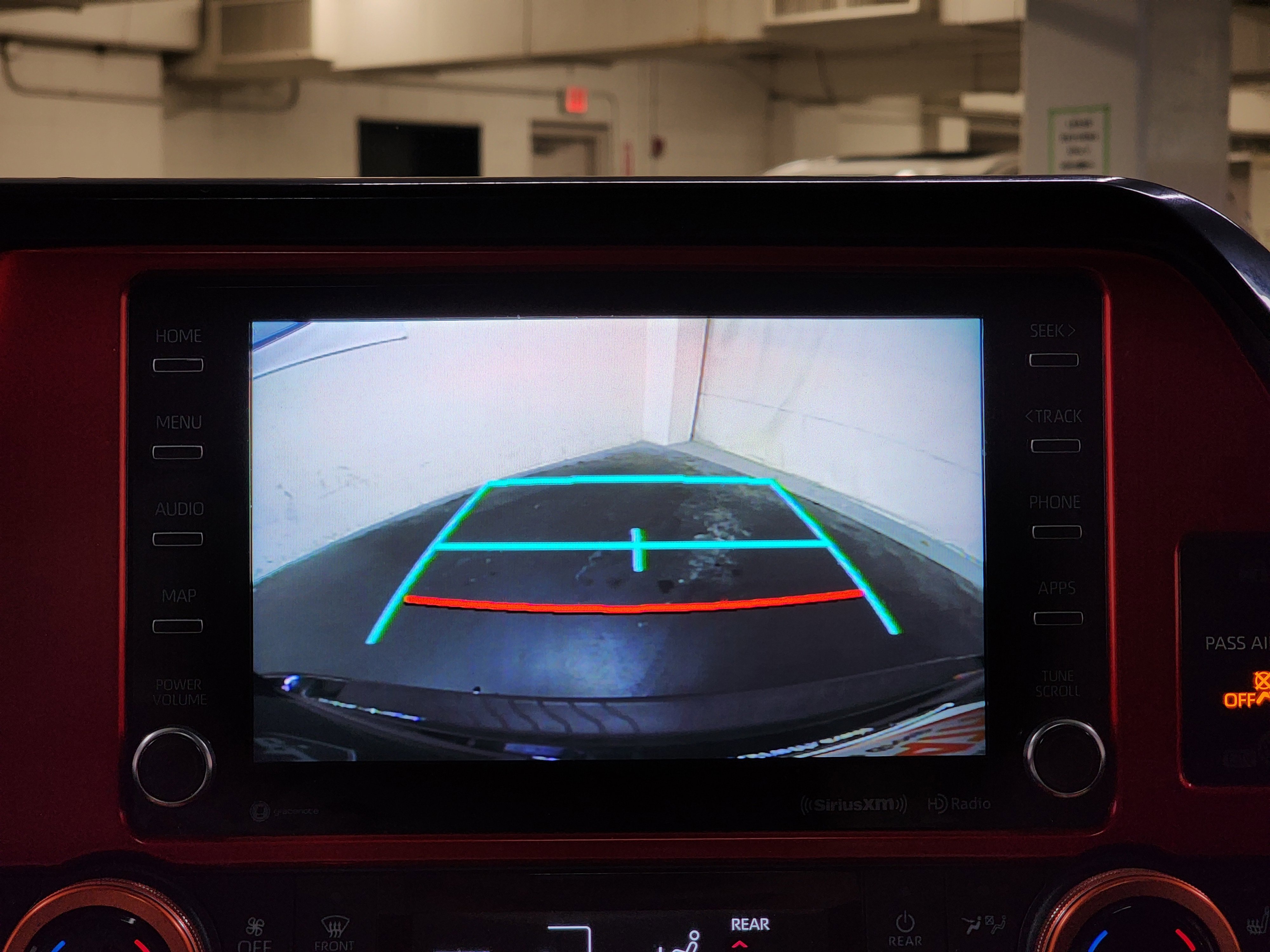 Used 2020 Toyota Highlander XLE FWD image 29