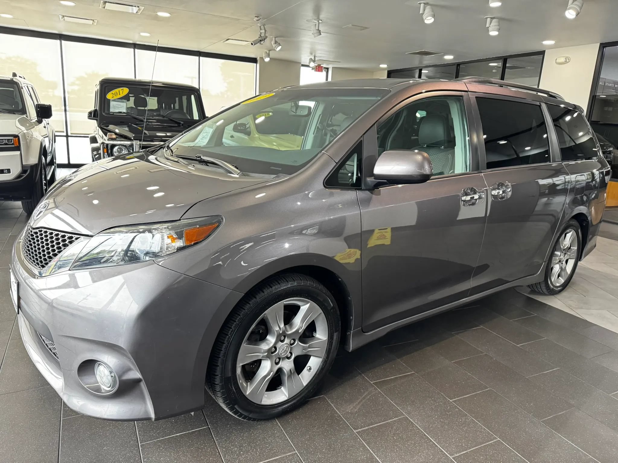 Used 2013 Toyota Sienna SE FWD image 2