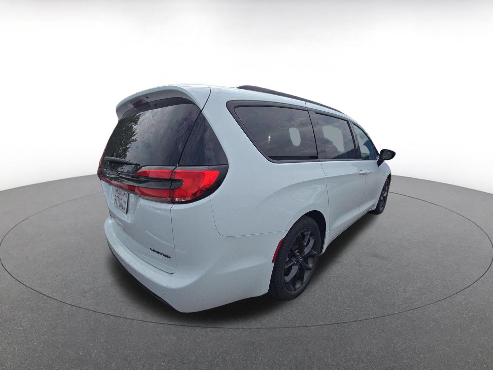 Used 2025 Chrysler Pacifica Limited FWD image 4