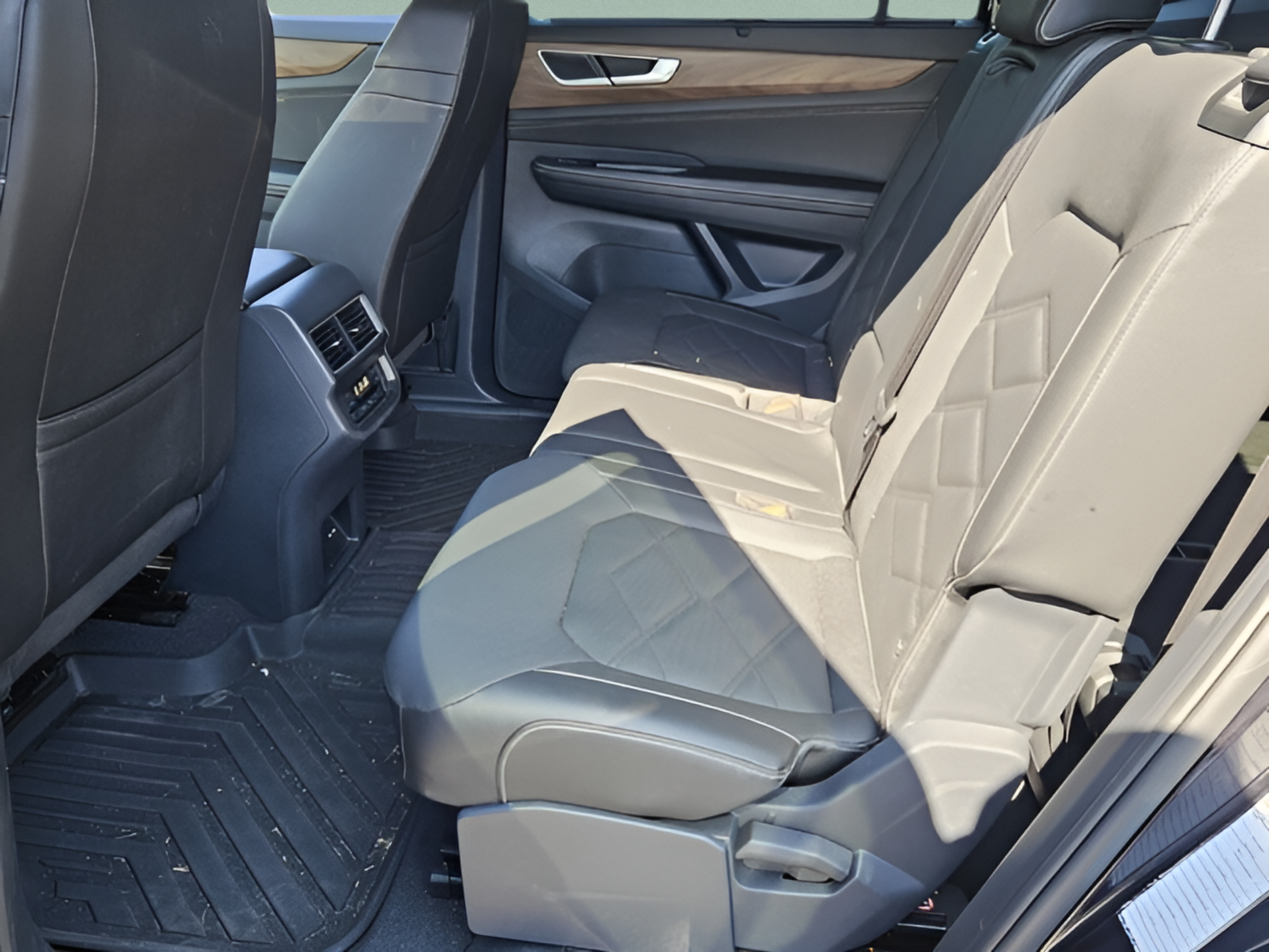 Certified 2025 Volkswagen Atlas SE FWD image 9