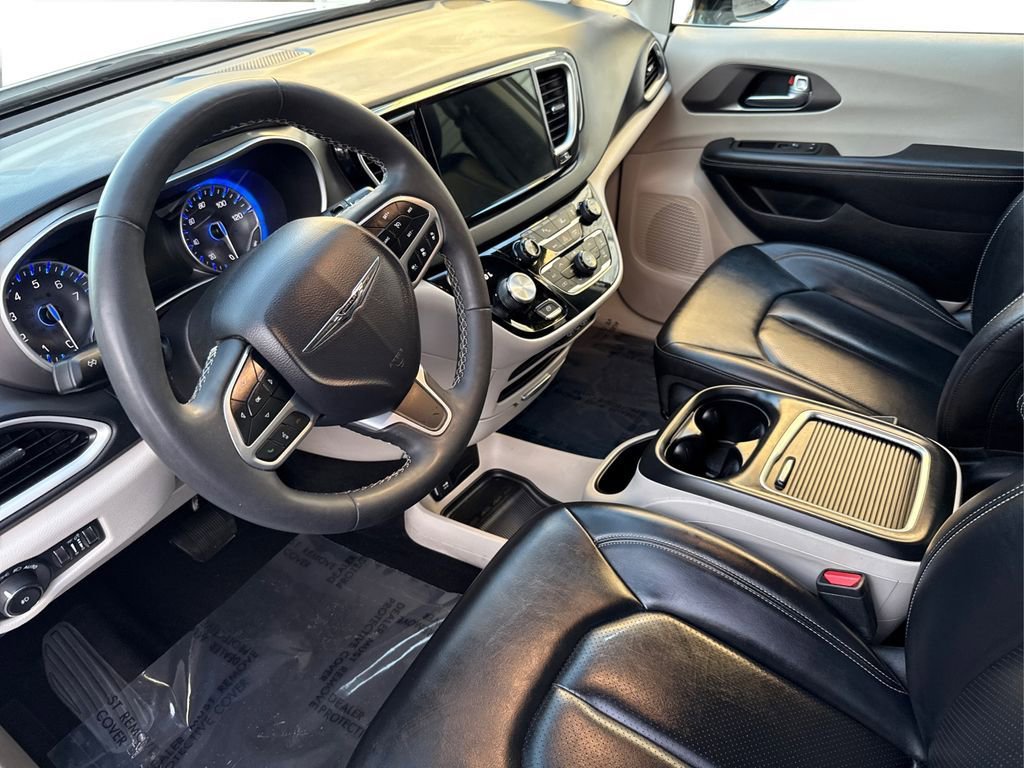 Used 2024 Chrysler Pacifica Touring-L image 9