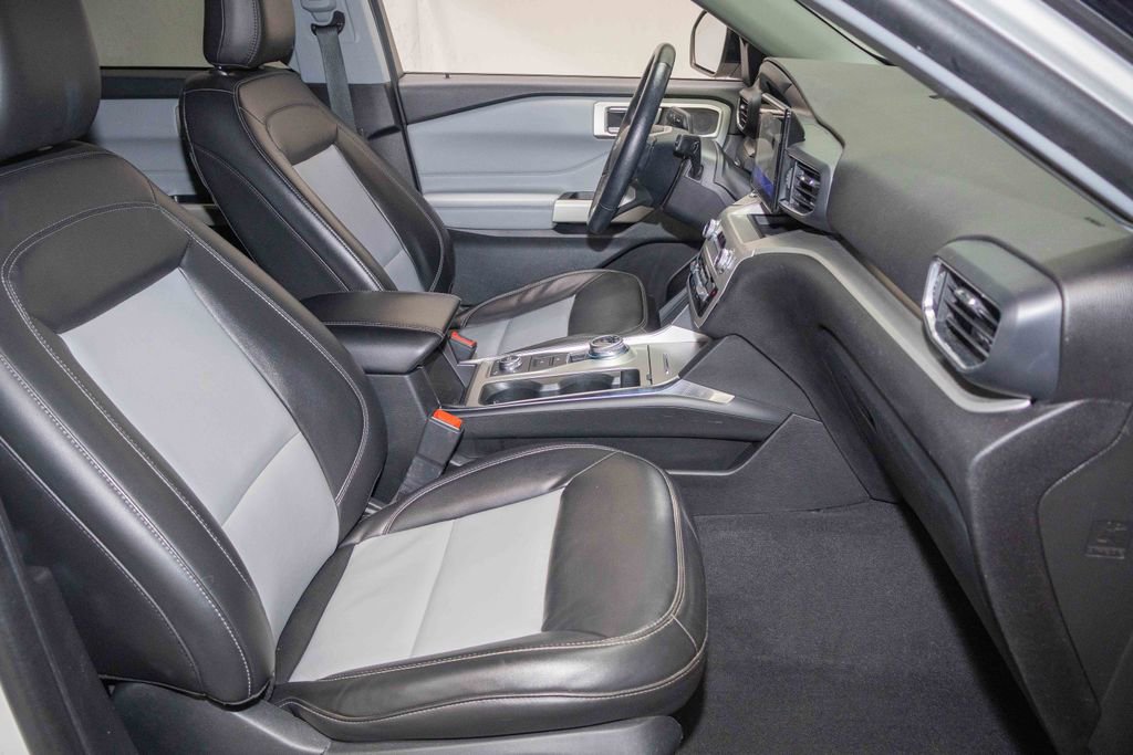 Used 2022 Ford Explorer XLT w/ Equipment Group 202A image 16