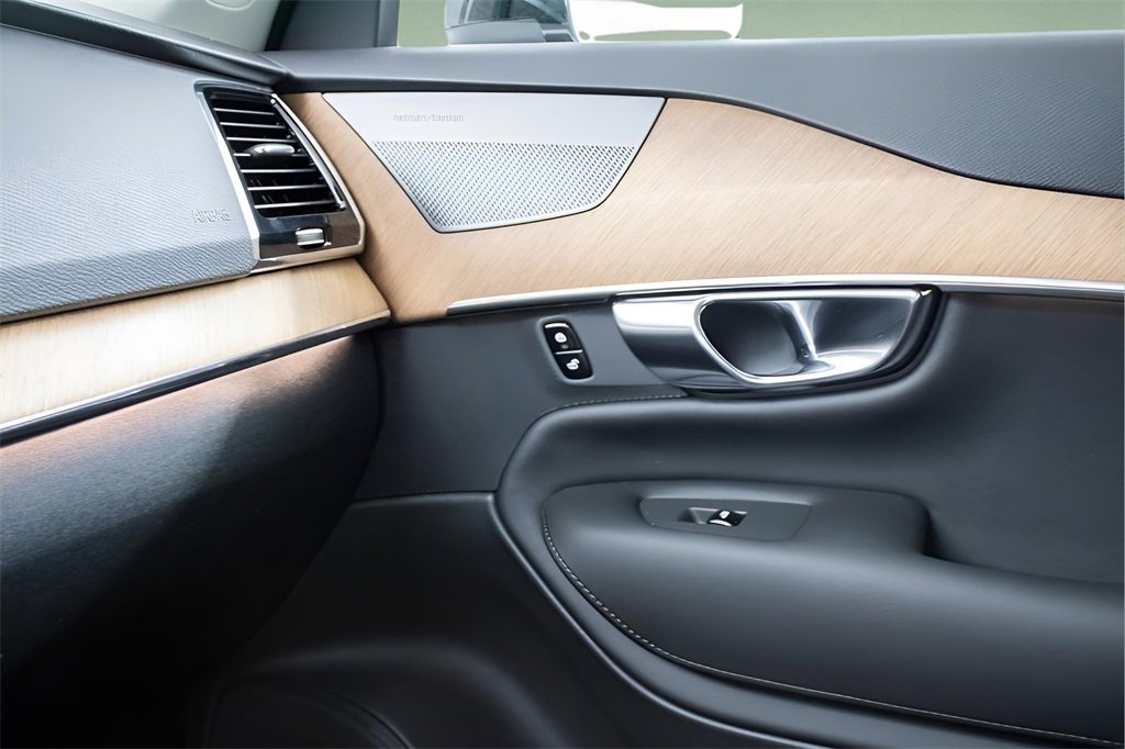 Certified 2025 Volvo XC90 T8 Plus image 24