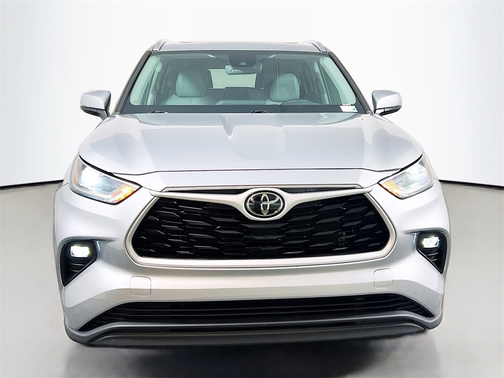 Used 2021 Toyota Highlander XLE image 2