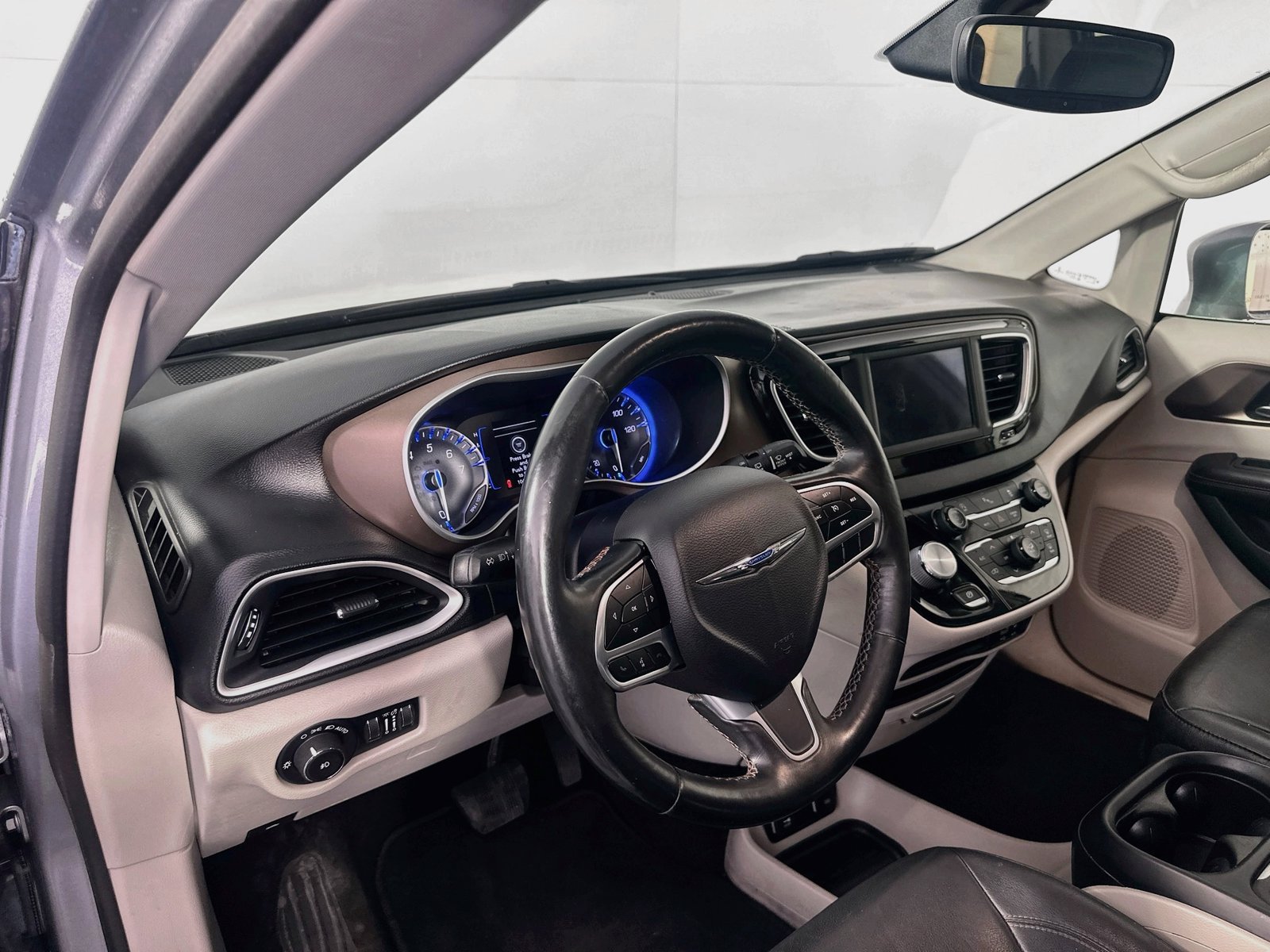Used 2019 Chrysler Pacifica Touring-L FWD image 9