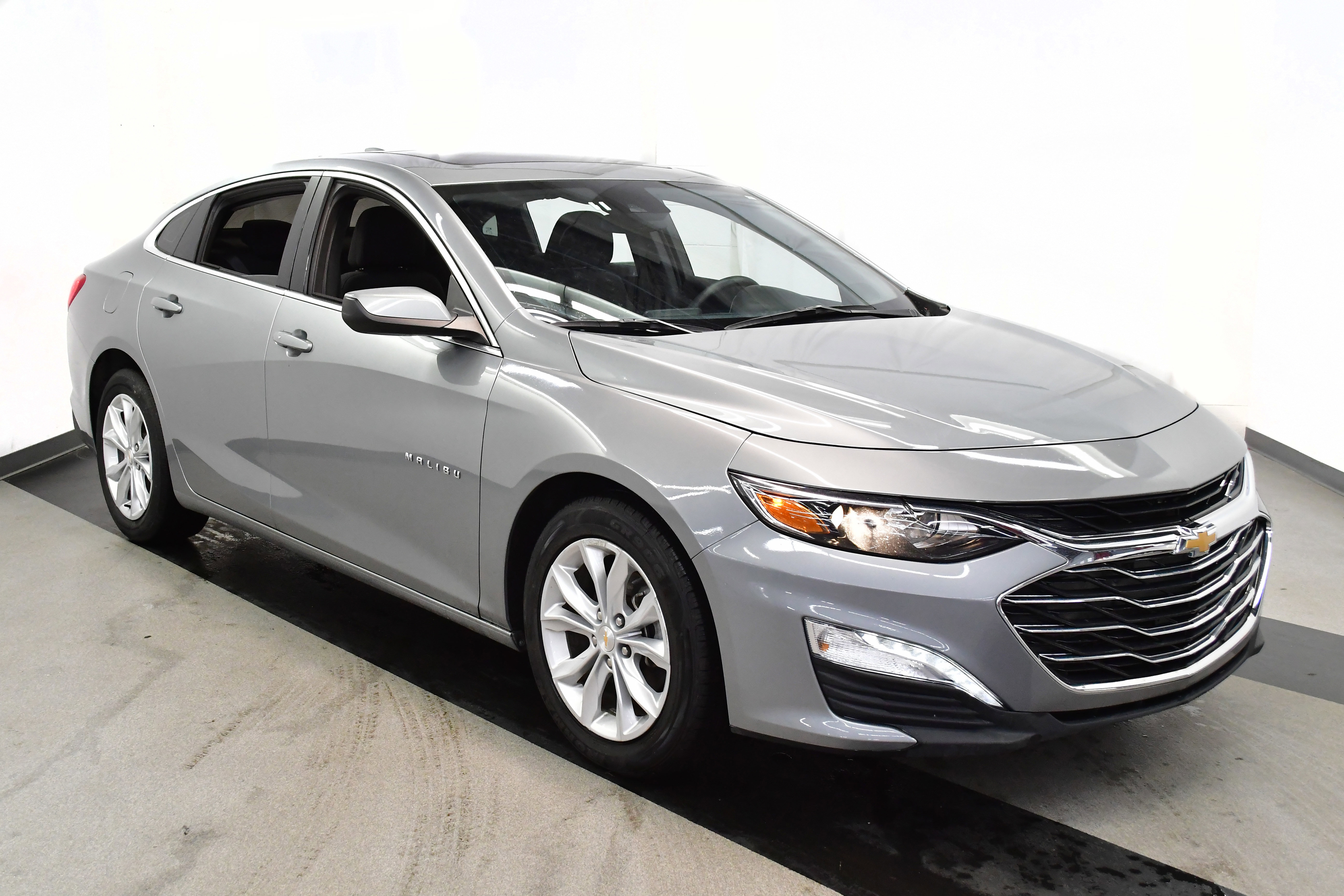 Used 2024 Chevrolet Malibu LT image 2