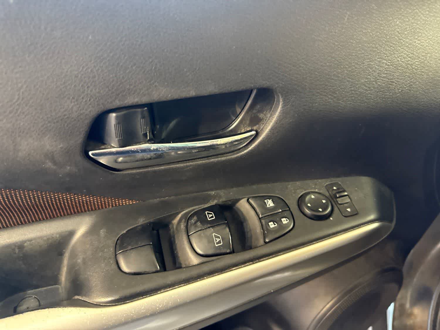 Used 2018 Nissan Kicks SR w/ Exterior Package FWD image 16