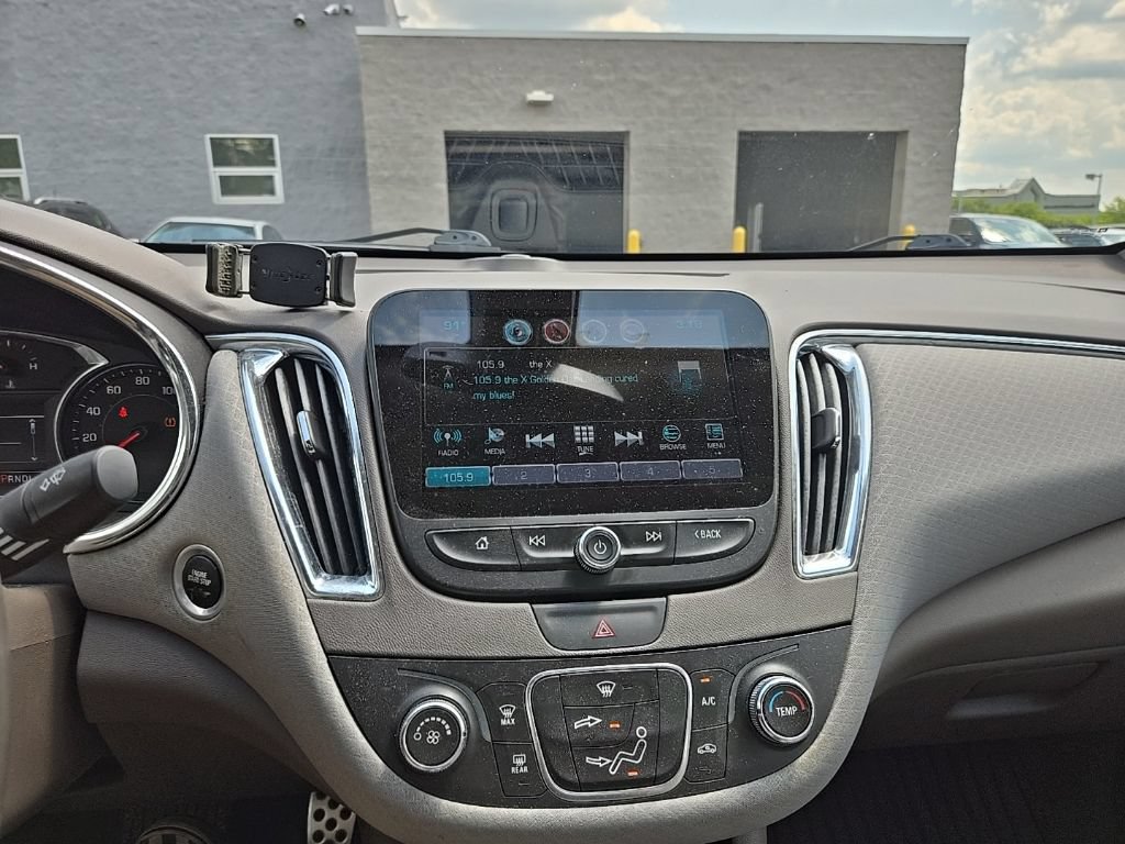 Used 2017 Chevrolet Malibu LT FWD image 22