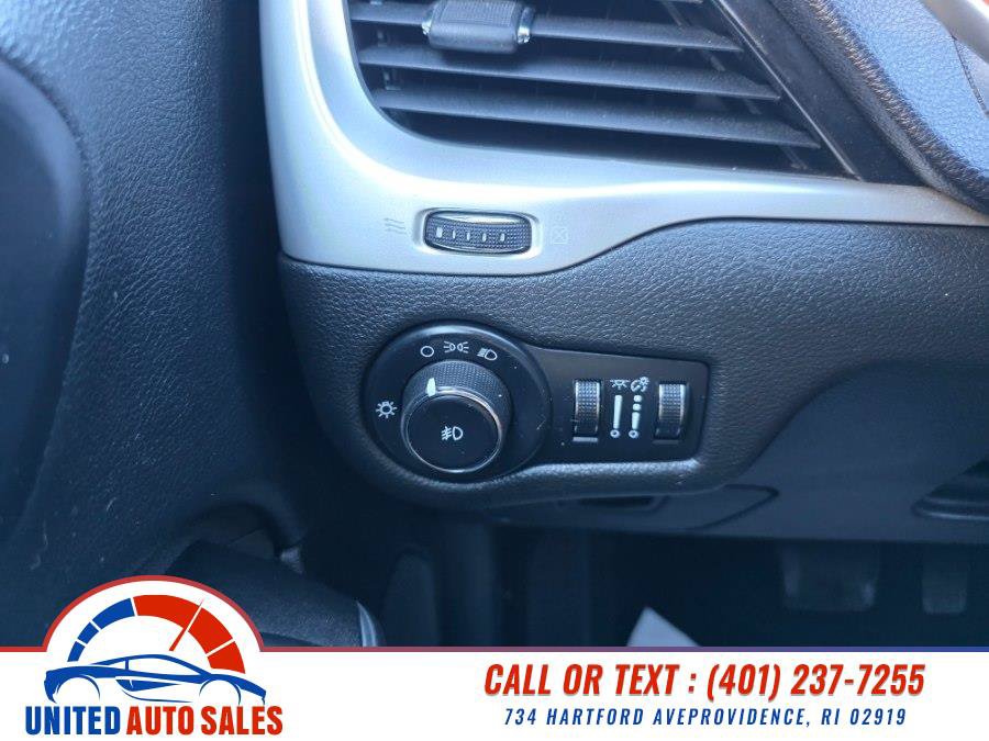 Used 2014 Jeep Cherokee Latitude w/ Cold Weather Group AWD/4WD image 18