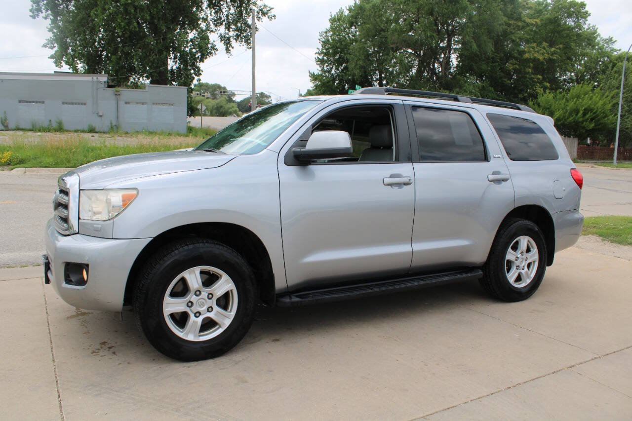 Used 2017 Toyota Sequoia SR5 AWD/4WD image 4