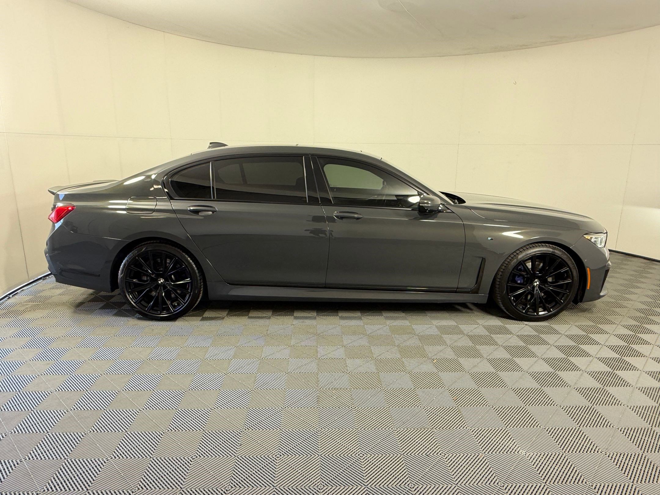 Used 2022 BMW 740i w/ M Sport Package RWD image 8