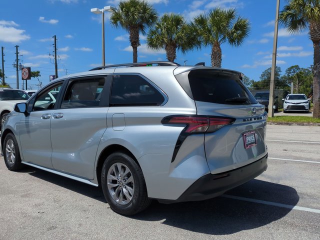 Used 2022 Toyota Sienna XLE image 8