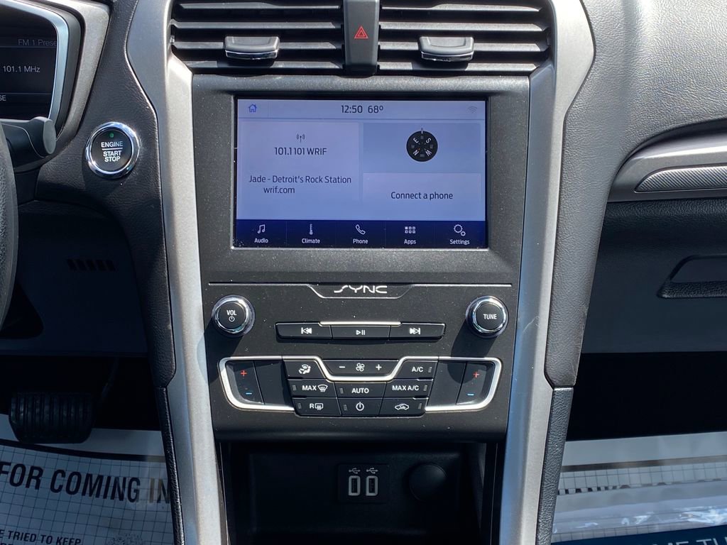 Used 2020 Ford Fusion SE FWD image 20