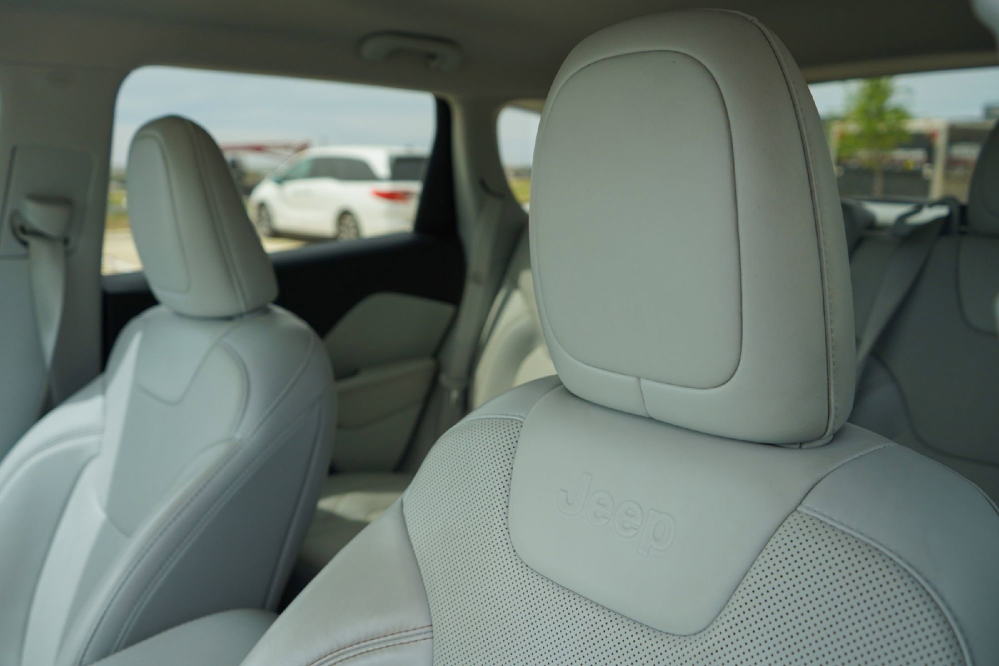 Used 2019 Jeep Cherokee Limited image 9