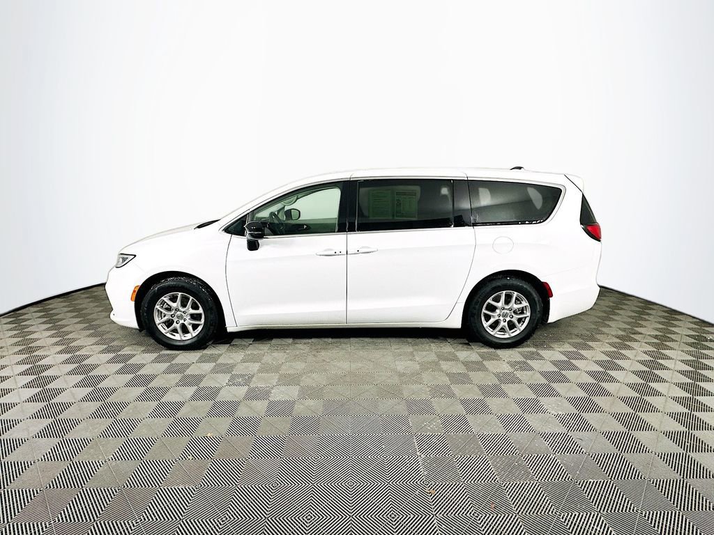 Certified 2024 Chrysler Pacifica Touring-L image 6