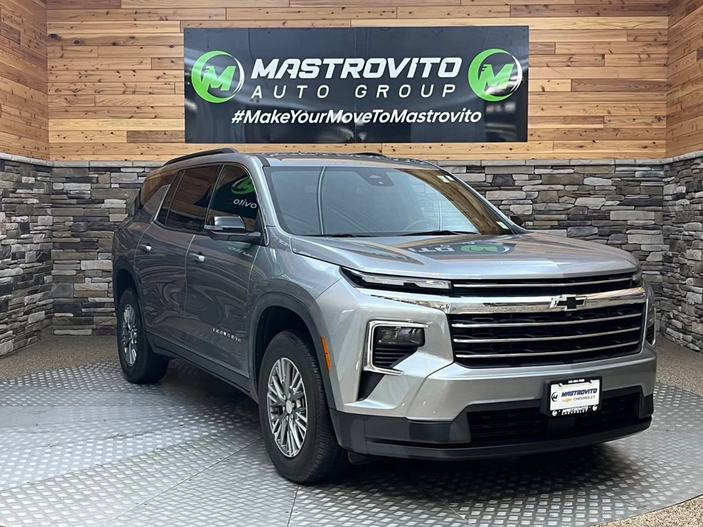 Used 2025 Chevrolet Traverse LT w/ Driver Confidence Package AWD/4WD image 2