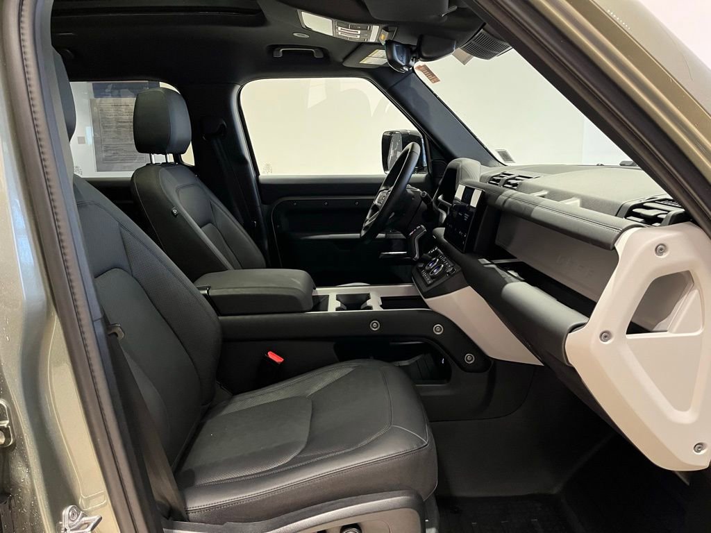 Used 2025 Land Rover Defender 110 S image 24