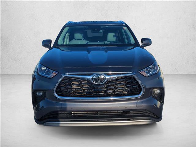 Used 2023 Toyota Highlander Platinum FWD image 2