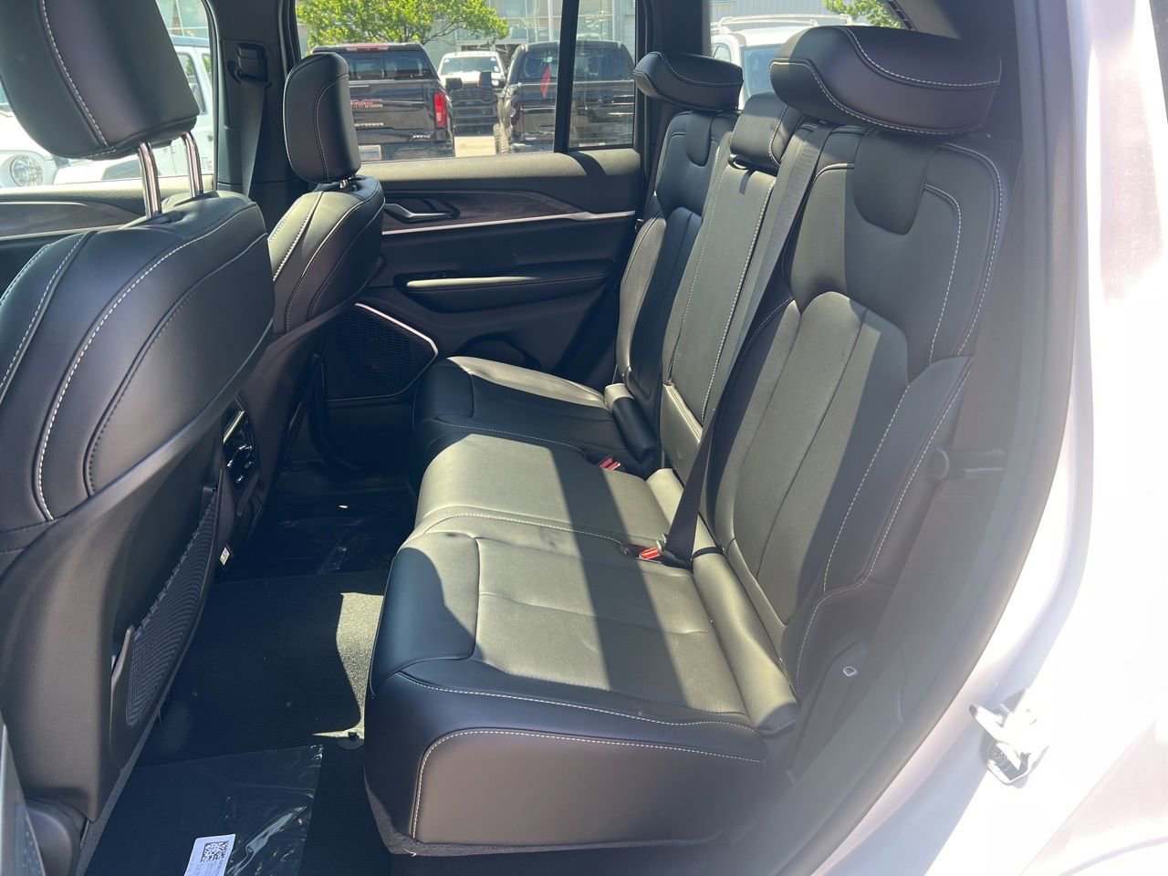 New 2026 Jeep Grand Cherokee Limited w/ Limited Altitude Package AWD/4WD image 16