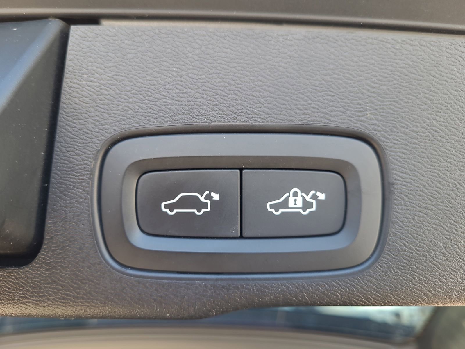 Used 2019 Volvo XC60 T5 R-Design w/ Protection Package Premier image 10