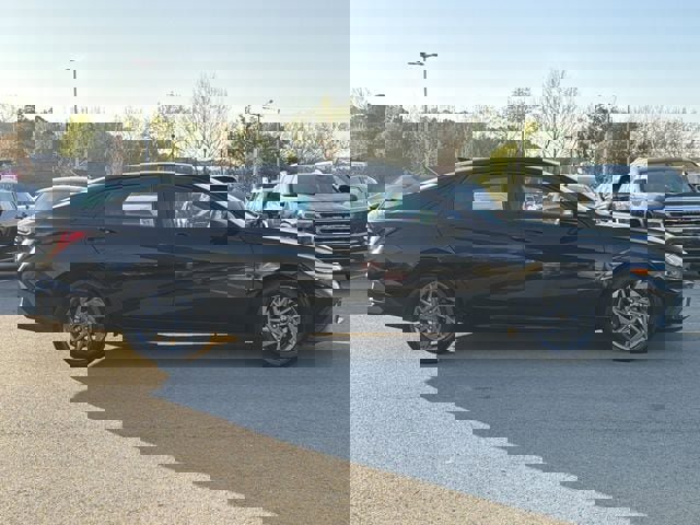 Used 2024 Hyundai Elantra SEL image 2