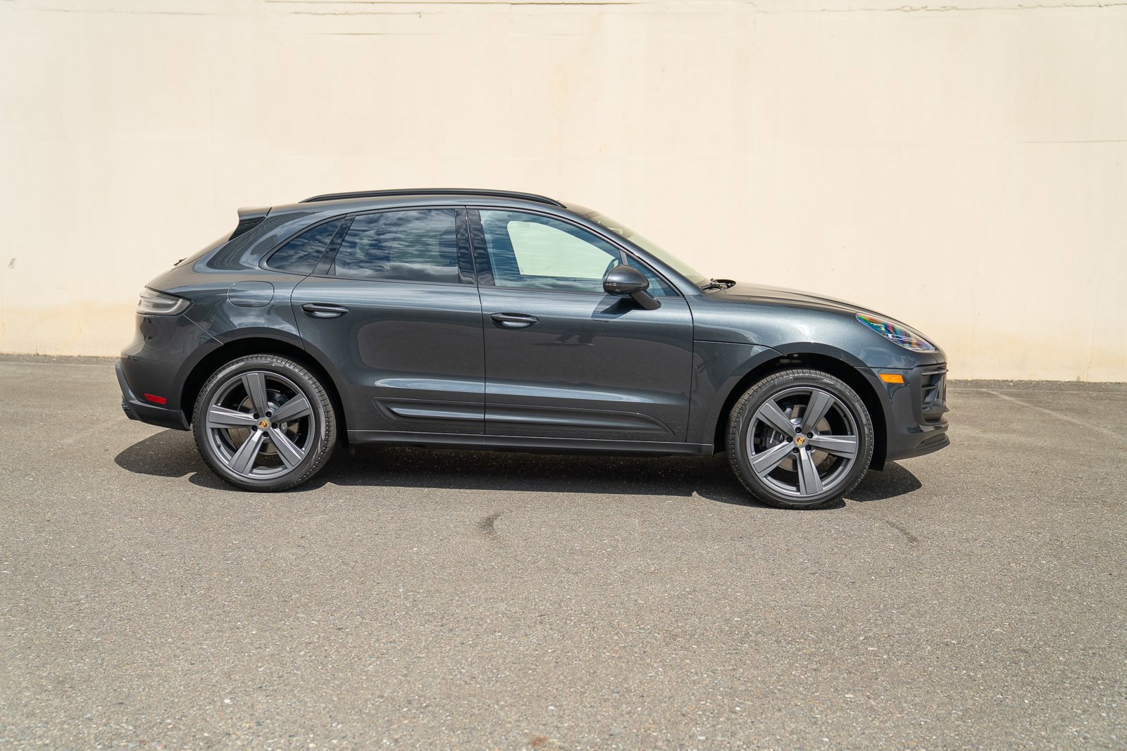 Certified 2025 Porsche Macan image 8