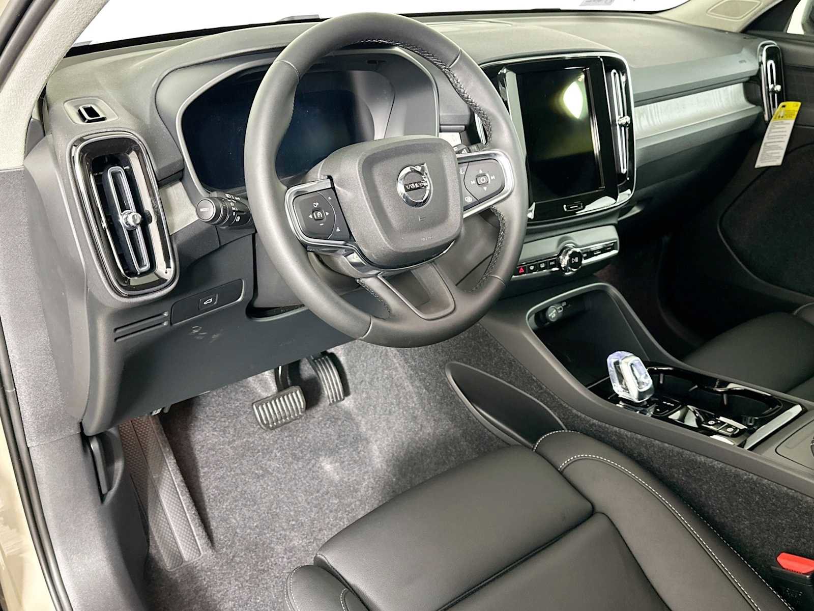 Used 2025 Volvo XC40 B5 Plus w/ Climate Package image 9