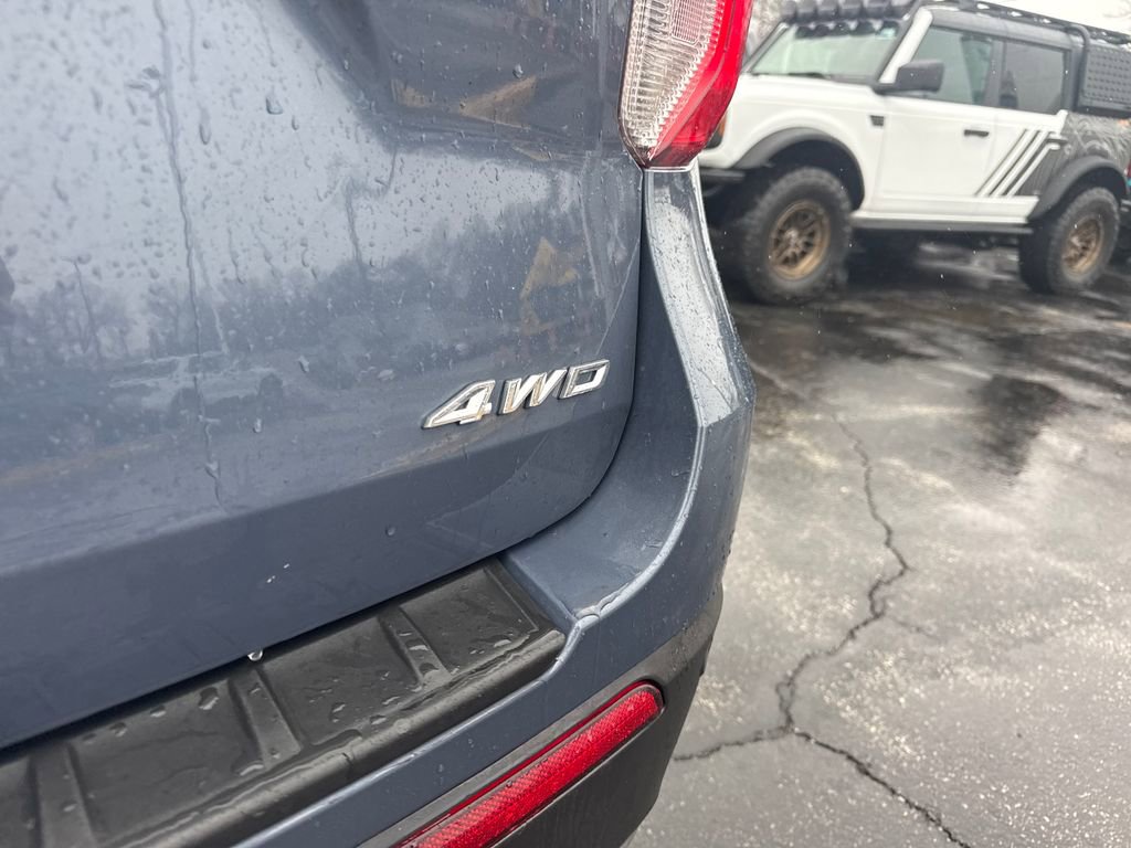 Used 2021 Ford Explorer XLT w/ Equipment Group 202A image 12