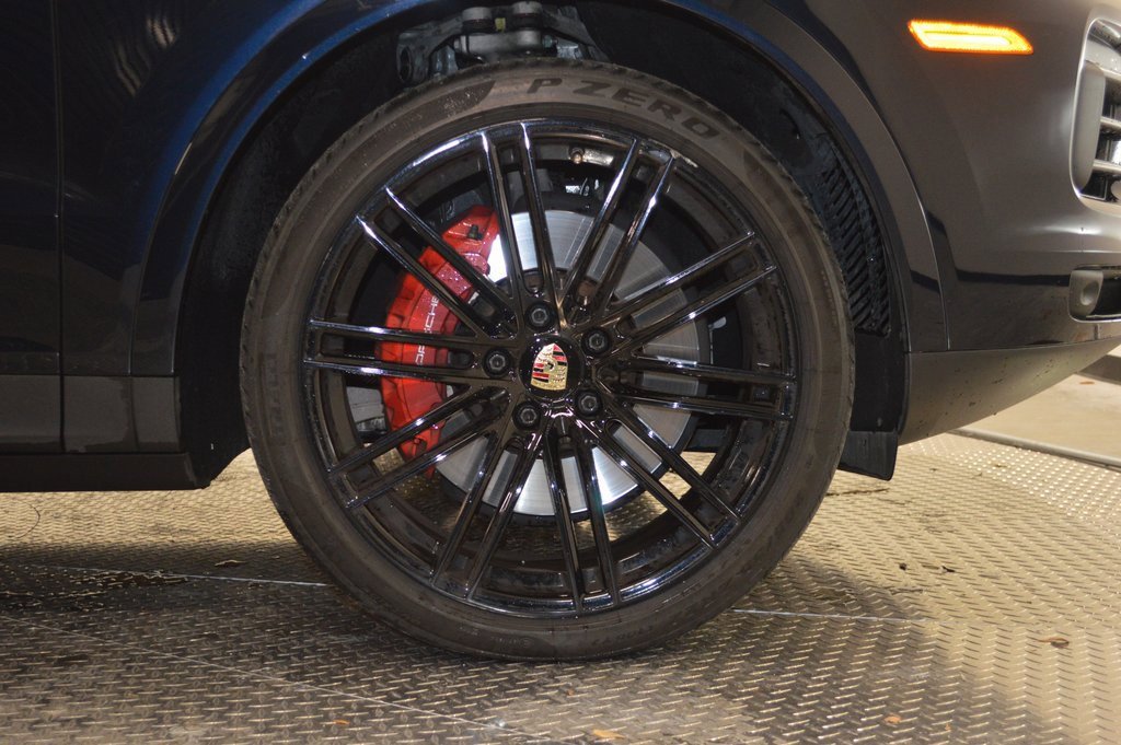 Certified 2023 Porsche Cayenne Platinum Edition image 16