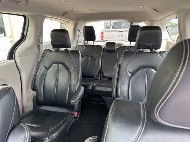 Used 2022 Chrysler Pacifica Touring-L FWD image 5