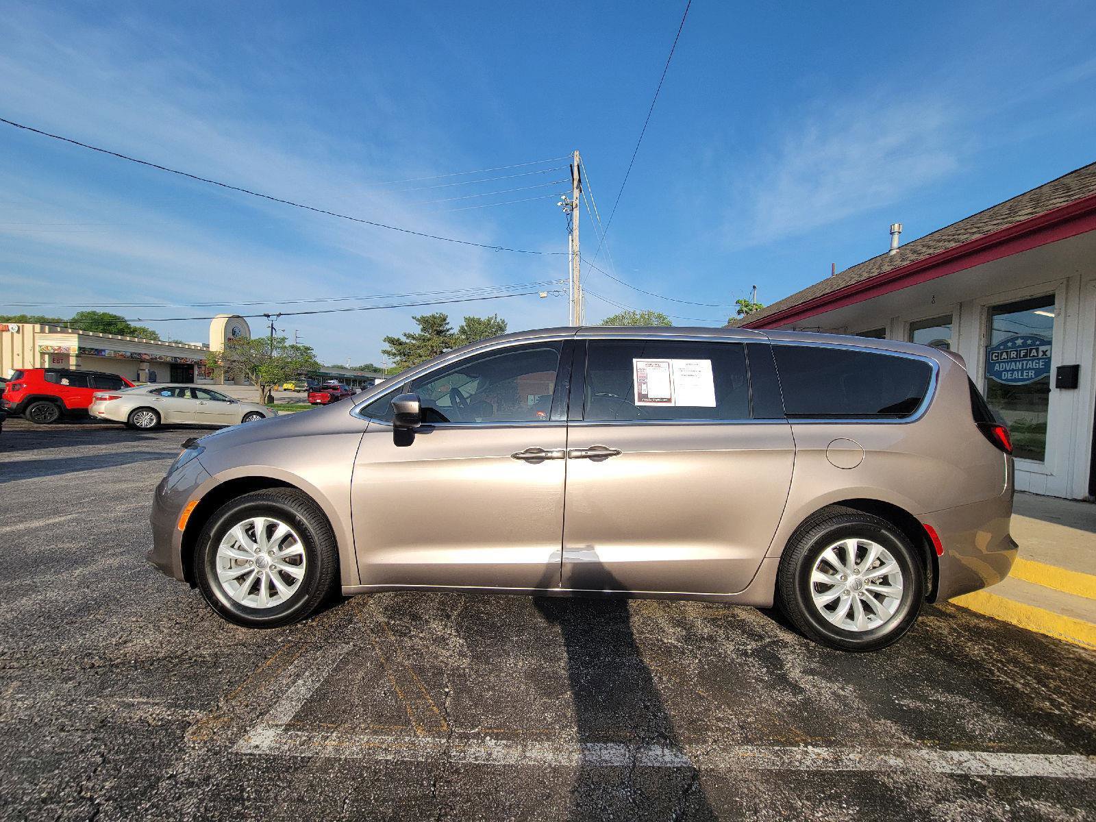 Used 2017 Chrysler Pacifica Touring w/ Tire & Wheel Group image 13