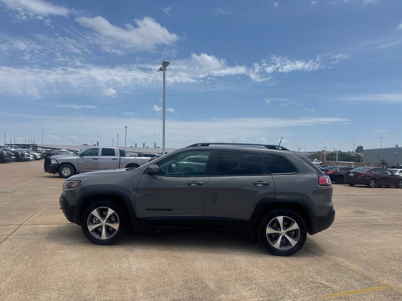 Used 2020 Jeep Cherokee Latitude w/ Quick Order Package 26F North AWD/4WD image 13