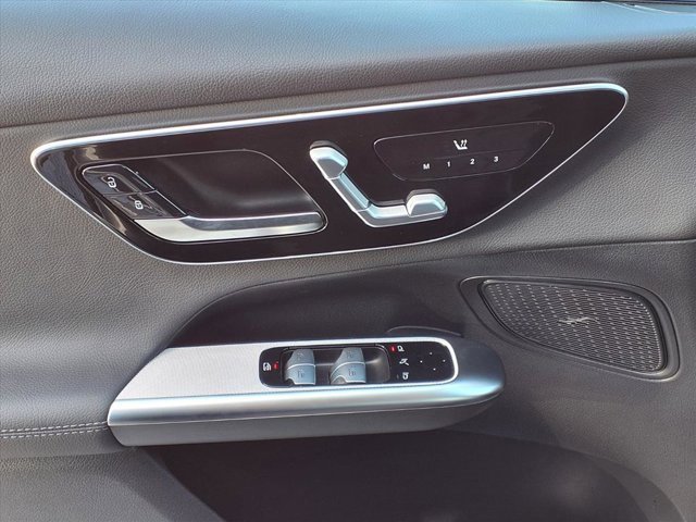 Used 2025 Mercedes-Benz GLC 300 image 13