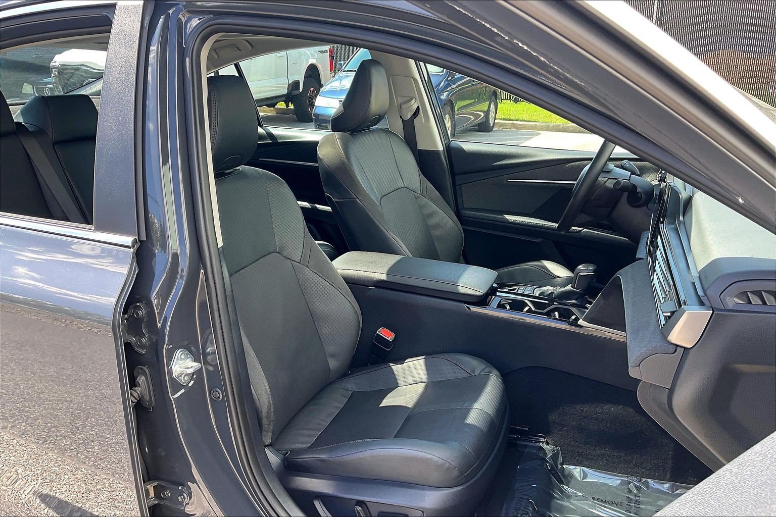 Used 2025 Toyota Camry XLE AWD/4WD image 9