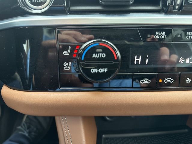 Used 2024 Nissan Pathfinder Platinum w/ Black Appearance Package image 10